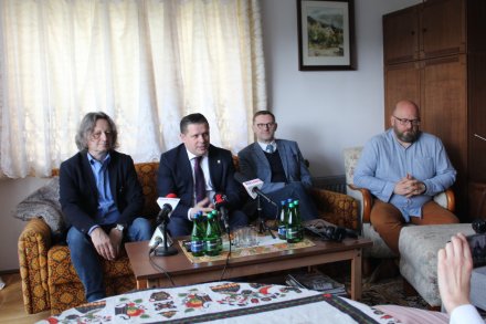 Uczestnicy konferencji prasowej - Rektor Uniwersytetu Śląskiego Ryszard Koziołek, Burmistrz Wisły Tomasz Bujok, Dyrektor Biblioteki Śląskiej Zbigniew Kadłubek, Dyrektor programowy z ramienia WCK Andrzej Drobik